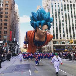 Goku desfila pelo 2º ano na tradicional Parada de Ação de Graças da Macy’s
